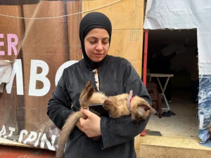 Una habitante de Líbano con su mascota. © MSF