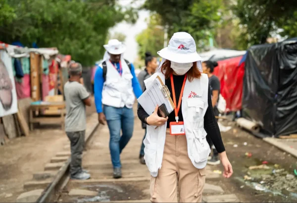 Equipo de Médicos Sin Fronteras dentro del campamento de personas migrantes en CDMX.