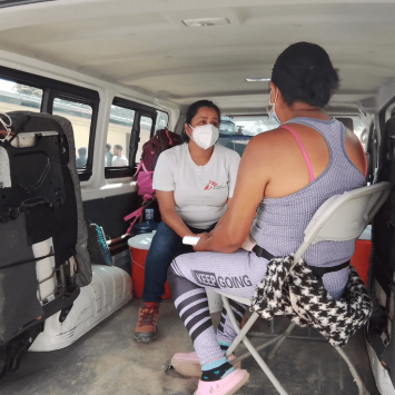 La parte trasera de uno de los buses es adaptada como consultorio de salud mental.