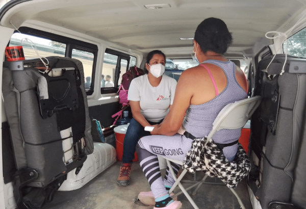 La parte trasera de uno de los buses es adaptada como consultorio de salud mental.