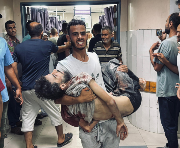 Nuestro compañero Abdullah Hammad siendo cargado por su compañero en el hospital Nasser de Gaza.