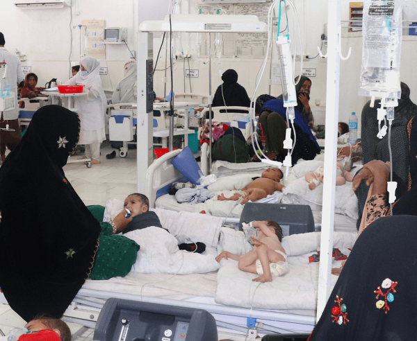 La sala de cuidados intensivos pediátricos en el Hospital de Boost, Afganistán.