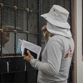 arbovirus 1 David, promotor de salud de MSF, conversa con una vecina de la comunidad para informarle sobre la liberación de mosquitos con Wolbachia que MSF planea realizar en esta zona de Tegucigalpa.