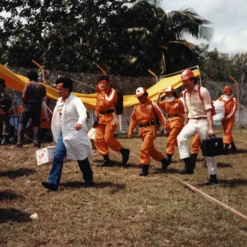 Armero1985: Tras la erupción del volcán Nevado del Ruiz, los equipos de MSF llegaron con 22 toneladas de suministros.