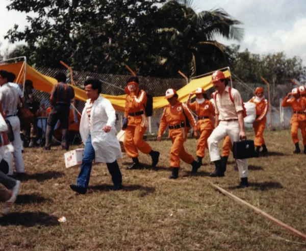 Armero1985: Tras la erupción del volcán Nevado del Ruiz, los equipos de MSF llegaron con 22 toneladas de suministros.