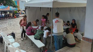 Trabajador de MSF con un grupo de personas MSF estableció un punto de atención en Esquipulas, Chiquimula, en la frontera sur de Guatemala.