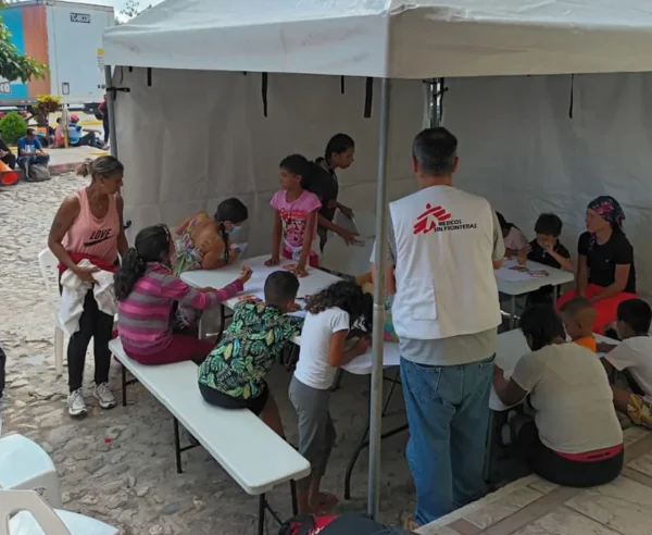 Trabajador de MSF con un grupo de personas MSF estableció un punto de atención en Esquipulas, Chiquimula, en la frontera sur de Guatemala.