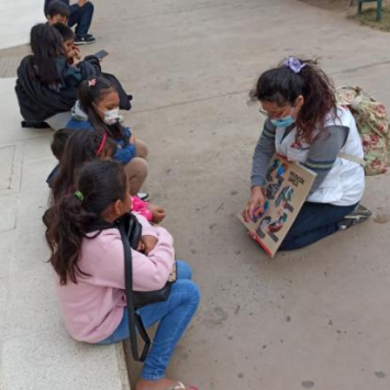 Equipo de promoción de la salud hablando de dengue en Bolivia