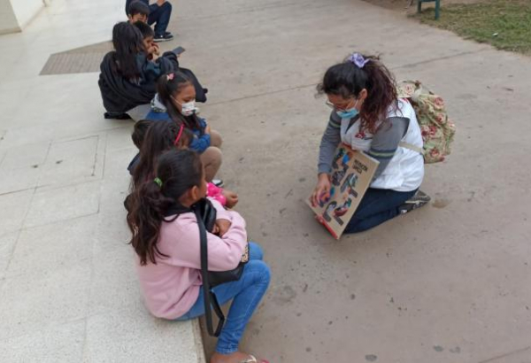 Equipo de promoción de la salud hablando de dengue en Bolivia