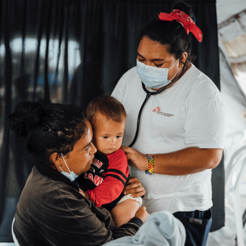 Una consulta médica a una madre y su bebé en la estación migratoria de San Vicente.