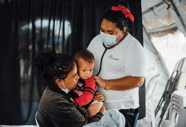 Una consulta médica a una madre y su bebé en la estación migratoria de San Vicente.