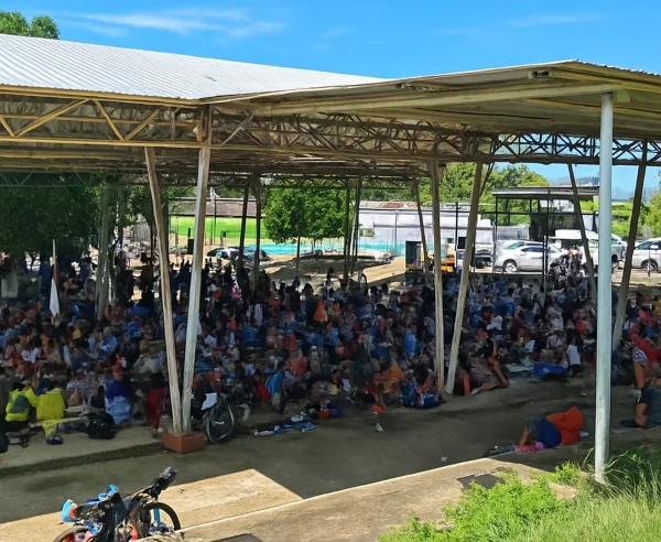 aproximadamente 250 a 300 migrantes partieron de Tapachula hacia el centro del país en una nueva caravana, siendo la primera en casi siete meses.
