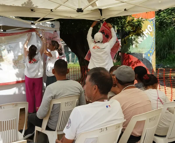 Mientras el equipo termina de instalar la clínica móvil en las vías del tren en Coatzacoalcos estado de Veracruz, los pacientes esperan para ser atendidos