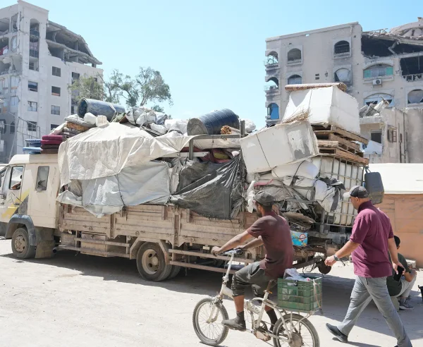 Familias palestinas recogen lo que les queda para evacuar la ciudad de Gaza, al sur de la Franja. 4 de septiembre de 2025.