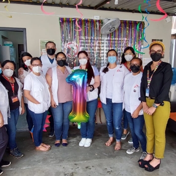 Una foto del equipo de MSF en la entrada de la clínica en San Pedro Sula