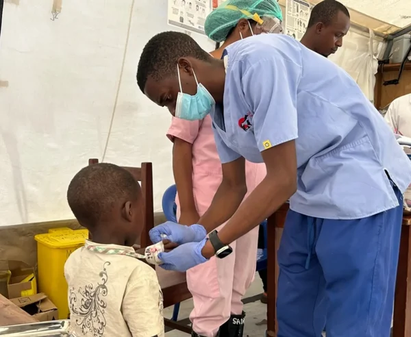 Un enfermero quitando un cateter de un pequeño que será dado de alta del centro de tratamiento de cólera de MSF en Goma.
