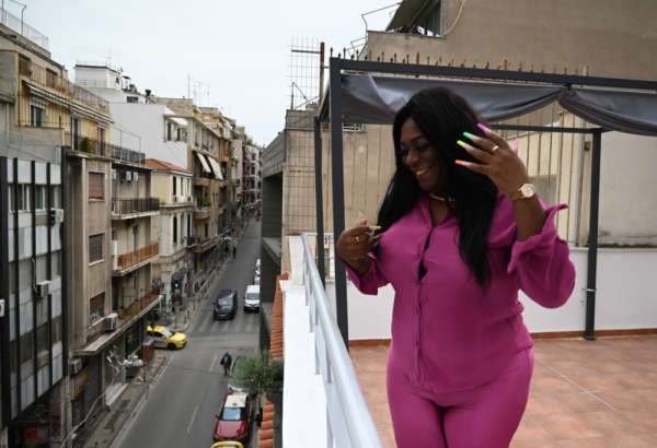 Yuli en el balcón del Centro de Día de MSF en Grecia