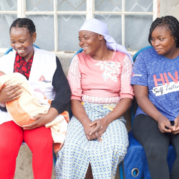 Para responder a las necesidades específicas de las niñas embarazadas, MSF formó el Club de Madres Adolescentes en Zimbabue
