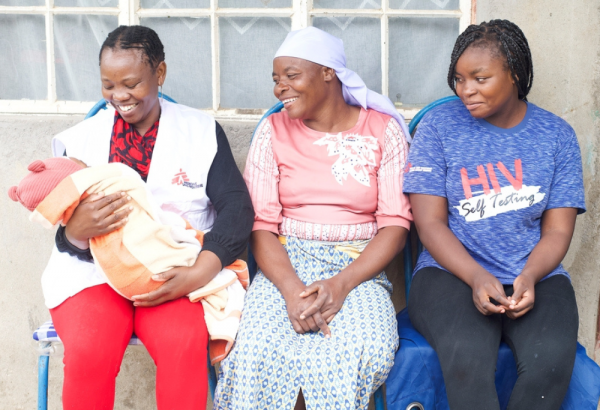 Para responder a las necesidades específicas de las niñas embarazadas, MSF formó el Club de Madres Adolescentes en Zimbabue
