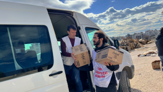 Equipo de MSF en la donación de artículos de primera necesidad en Adiyaman, sur de Turquía