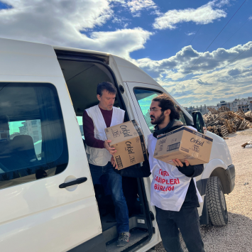 Equipo de MSF en la donación de artículos de primera necesidad en Adiyaman, sur de Turquía