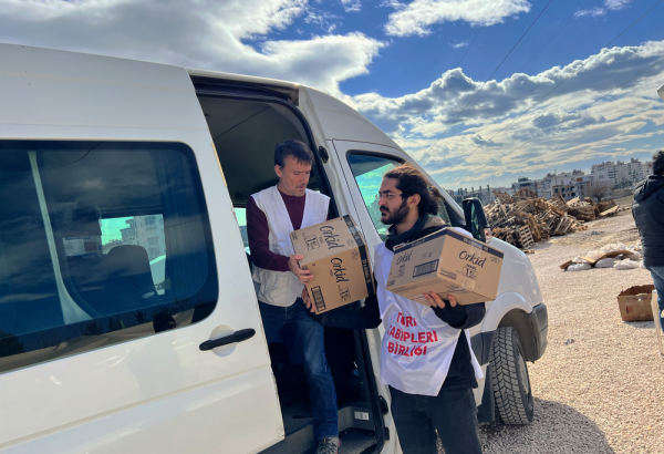 Equipo de MSF en la donación de artículos de primera necesidad en Adiyaman, sur de Turquía