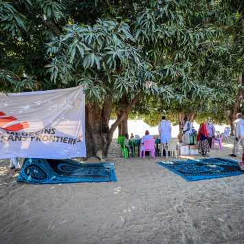 MSF establece una clínica móvil en la ciudad de Kreinik para facilitar el acceso a la atención médica a las comunidades afectadas por el conflicto.