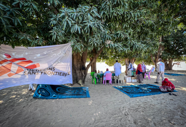 MSF establece una clínica móvil en la ciudad de Kreinik para facilitar el acceso a la atención médica a las comunidades afectadas por el conflicto.