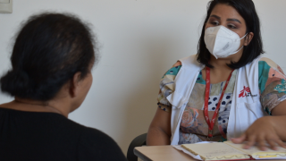 Nadia en una consulta de la clínica de MSF en San Pedro Sula, Honduras