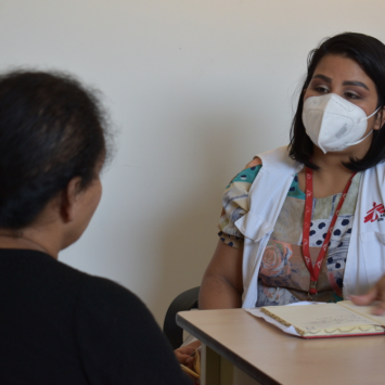 Nadia en una consulta de la clínica de MSF en San Pedro Sula, Honduras