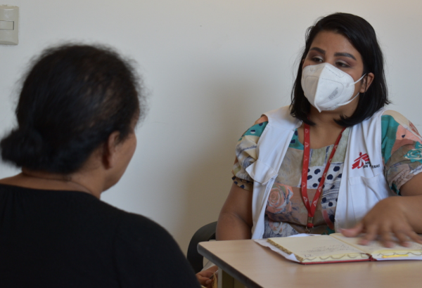 Nadia en una consulta de la clínica de MSF en San Pedro Sula, Honduras
