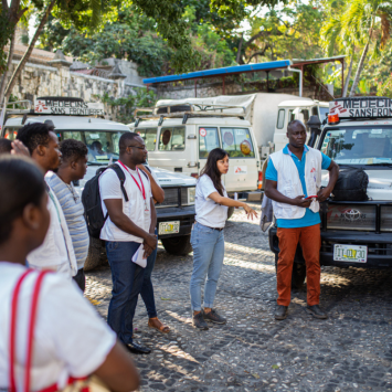 MSF gestiona clínicas móviles para atender a la población atrapada por la violencia en Puerto Príncipe