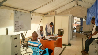 Personal médico de MSF trabaja en colaboración con el Ministerio de Salud en el recién inaugurado hospital rural de Kajo Keji, Sudán del Sur.