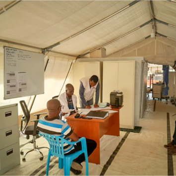 Personal médico de MSF trabaja en colaboración con el Ministerio de Salud en el recién inaugurado hospital rural de Kajo Keji, Sudán del Sur.