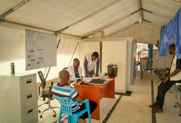 Personal médico de MSF trabaja en colaboración con el Ministerio de Salud en el recién inaugurado hospital rural de Kajo Keji, Sudán del Sur.