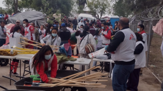 MSF junto con la comunidad migrante y otros actores locales e internacionales limpiaron el espacio del campamento improvisado en el bordo del río Bravo