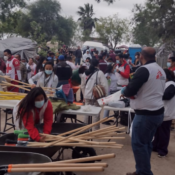 MSF junto con la comunidad migrante y otros actores locales e internacionales limpiaron el espacio del campamento improvisado en el bordo del río Bravo