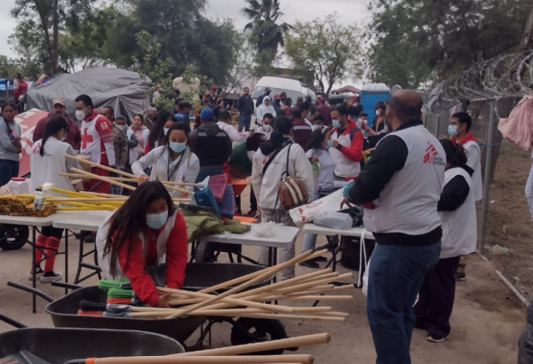 MSF junto con la comunidad migrante y otros actores locales e internacionales limpiaron el espacio del campamento improvisado en el bordo del río Bravo