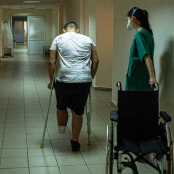 Fisioterapeutas de MSF brindan atención a personas heridas por la guerra en Ucrania