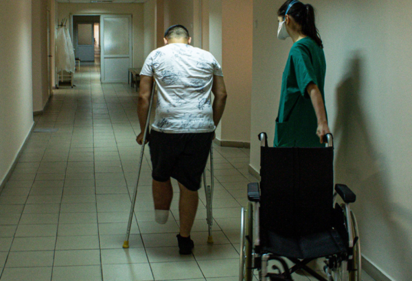 Fisioterapeutas de MSF brindan atención a personas heridas por la guerra en Ucrania