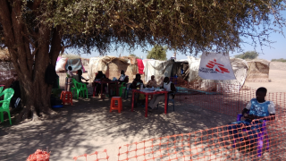 Clínica móvil de MSF en el campo para la población desplazada de Guilmey