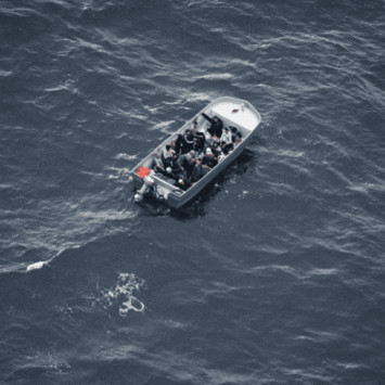 Un pequeño bote de personas que esperan ser rescatadas es visto desde el avión de búsqueda y rescate de Sea Watch