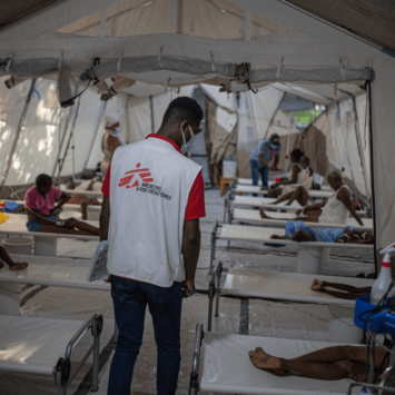 Un promotor de salud de MSF monitorea a pacientes en un Centro de Tratamiento contra el Cólera en Haití