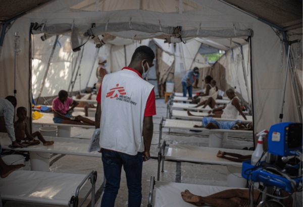 Un promotor de salud de MSF monitorea a pacientes en un Centro de Tratamiento contra el Cólera en Haití