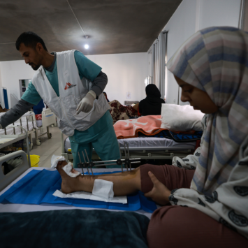 Consulta de seguimiento en el Hospital de Campaña Indonesio de Rafah, por el personal de MSF