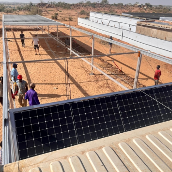 MSF prueba el uso de energía solar móvil en el campo de refugiados de Ourang, en el este de Chad