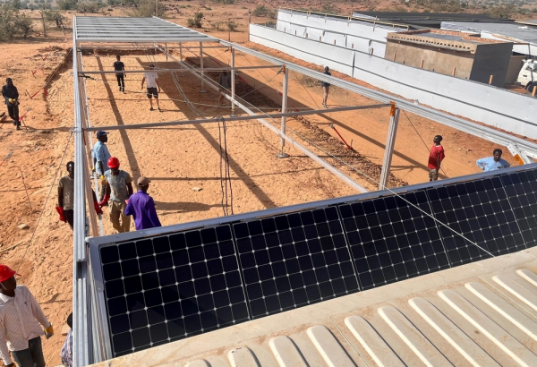 MSF prueba el uso de energía solar móvil en el campo de refugiados de Ourang, en el este de Chad