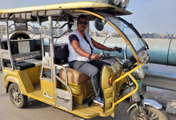 Fátima es trabajadora de MSF y la primera conductora de E-rickshaw en India