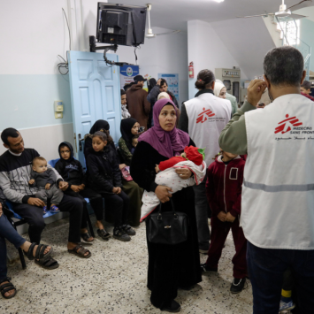 Un trabajador de MSF atiende a familias y niños en una sala de espera abarrotada en la clínica Al-Shaboura, en Rafah, al sur de Gaza. Palestina, 16 de diciembre de 2023. ©
Mohamed Abed