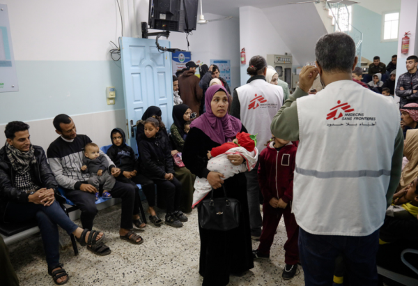 Un trabajador de MSF atiende a familias y niños en una sala de espera abarrotada en la clínica Al-Shaboura, en Rafah, al sur de Gaza. Palestina, 16 de diciembre de 2023. ©
Mohamed Abed